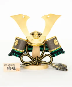 Gaho Oguwa Kabuto Helmet Display (Black & Green Lamellar)